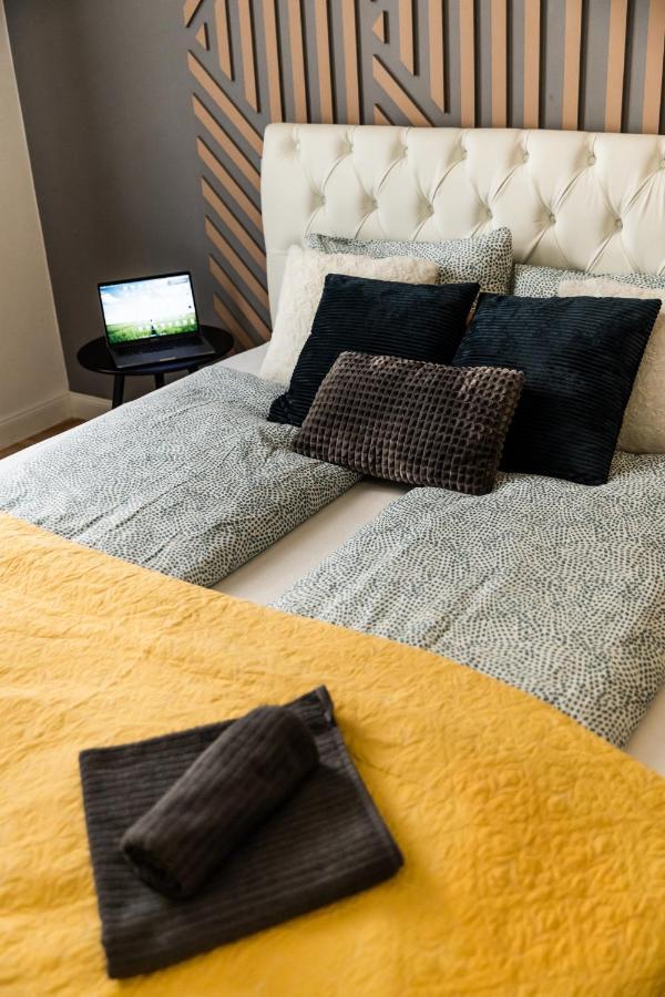 Deluxe Quentin Home Next To The Fashion Street บูดาเปสต์ ภายนอก รูปภาพ