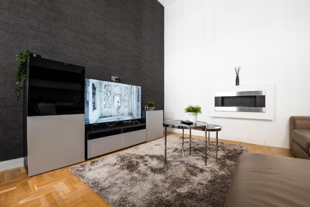 Deluxe Quentin Home Next To The Fashion Street บูดาเปสต์ ภายนอก รูปภาพ